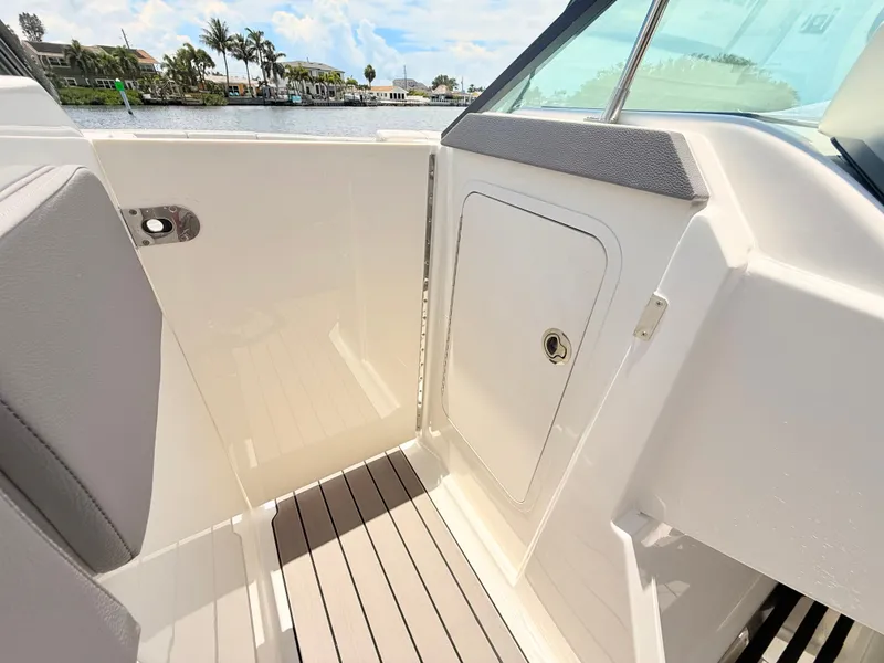Slide: The Image of Sea Ray SLX 310 Outboard 2026 - 68