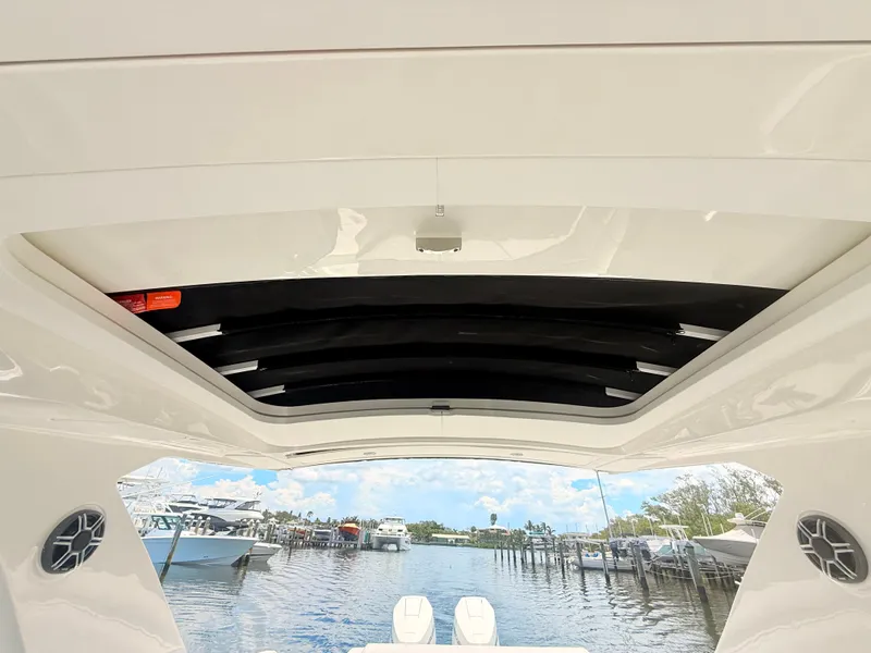 Slide: The Image of Sea Ray SLX 310 Outboard 2026 - 82