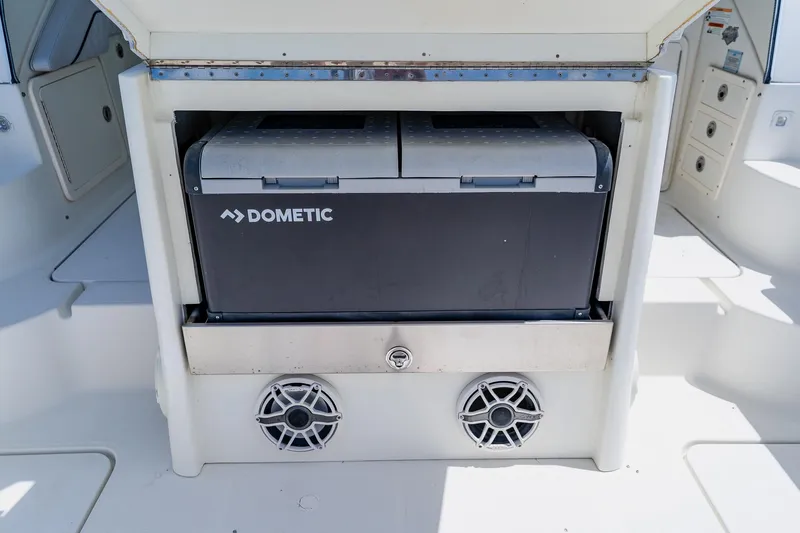 Slide: The Image of 2008 Hydra-Sports Vector 3500 VX boat with Dometic cooler and speakers. - 38