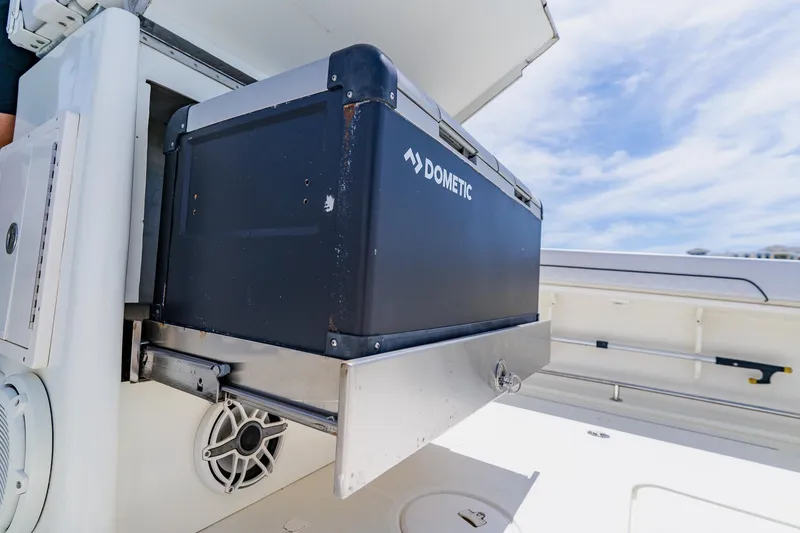 Slide: The Image of 2008 Hydra-Sports Vector 3500 VX with Dometic cooler on deck. - 39