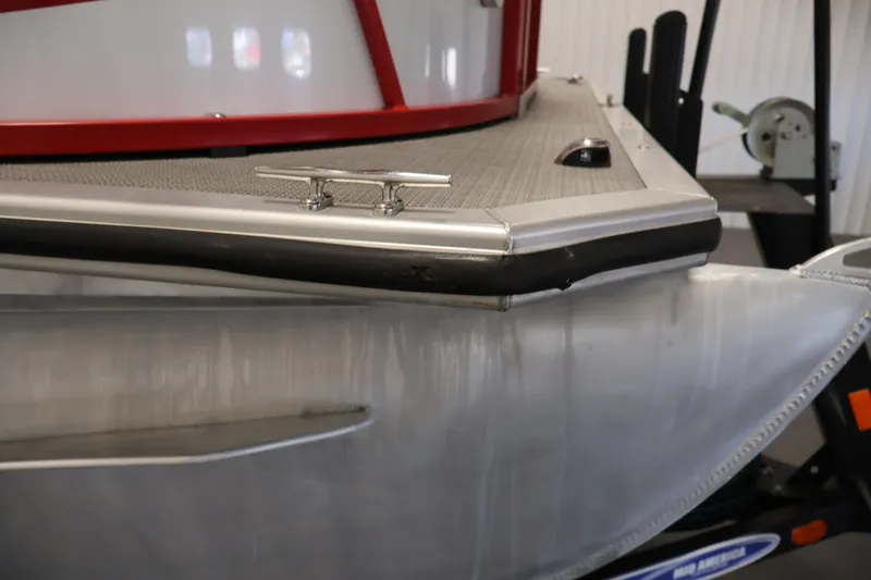 Slide: The Image of 2019 Bentley Pontoons 200 CRUISE boat detail, featuring deck and cleat. - 42