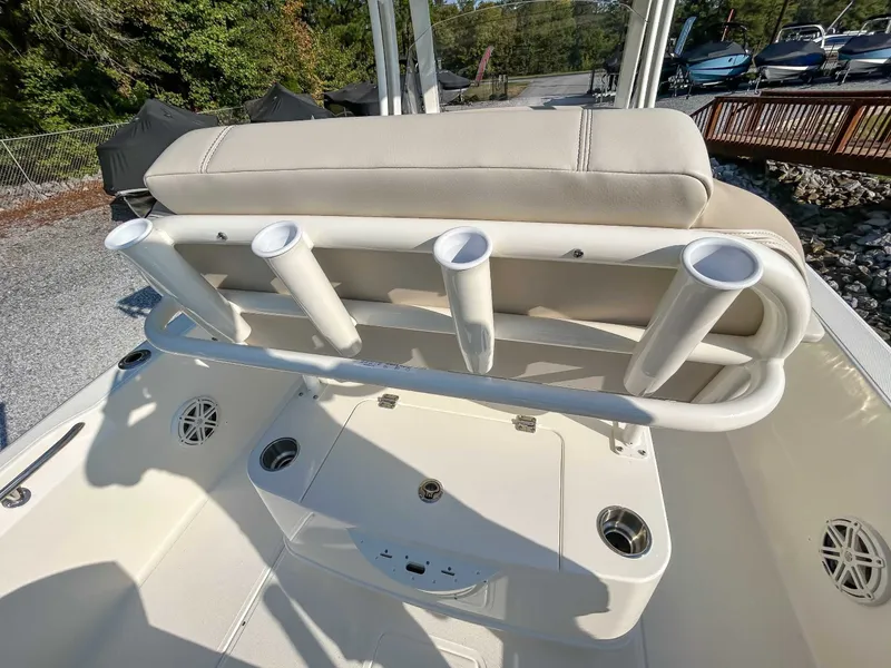 Slide: The Image of Boston Whaler 220 Dauntless 2026 - 10