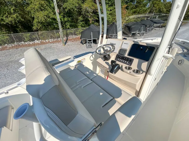 Slide: The Image of Boston Whaler 220 Dauntless 2026 - 11