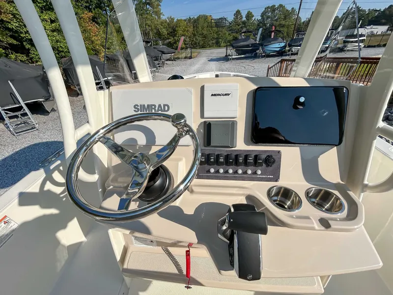 Slide: The Image of Boston Whaler 220 Dauntless 2026 - 12