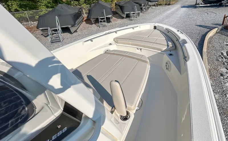 Slide: The Image of Boston Whaler 220 Dauntless 2026 - 13