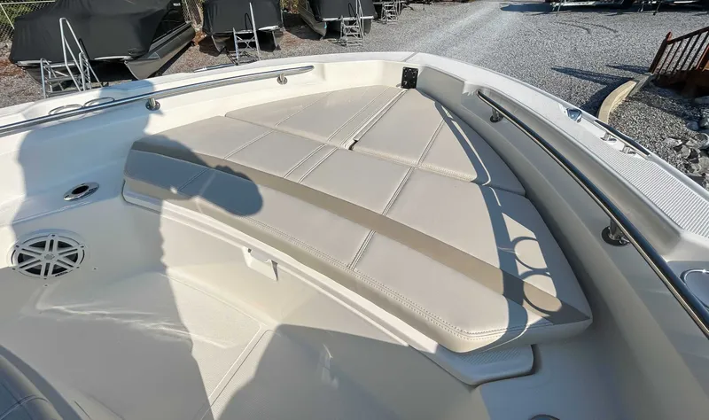 Slide: The Image of Boston Whaler 220 Dauntless 2026 - 14