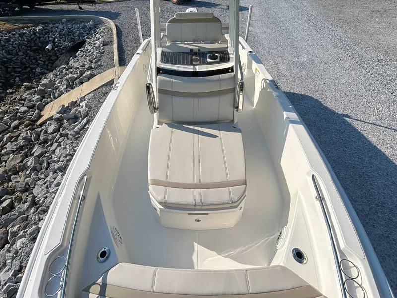 Slide: The Image of Boston Whaler 220 Dauntless 2026 - 15