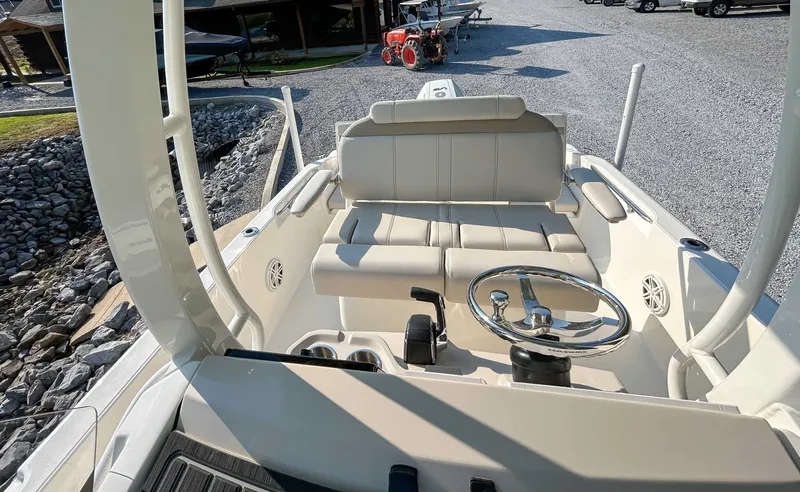 Slide: The Image of Boston Whaler 220 Dauntless 2026 - 16