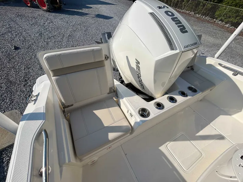 Slide: The Image of Boston Whaler 220 Dauntless 2026 - 17