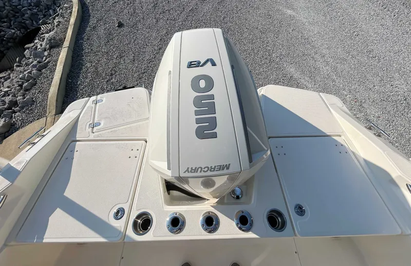 Slide: The Image of Boston Whaler 220 Dauntless 2026 - 18