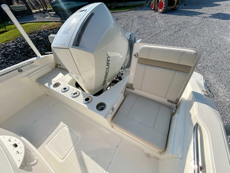 Slide: The Image of Boston Whaler 220 Dauntless 2026 - 19