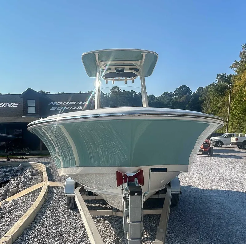 Slide: The Image of Boston Whaler 220 Dauntless 2026 - 4