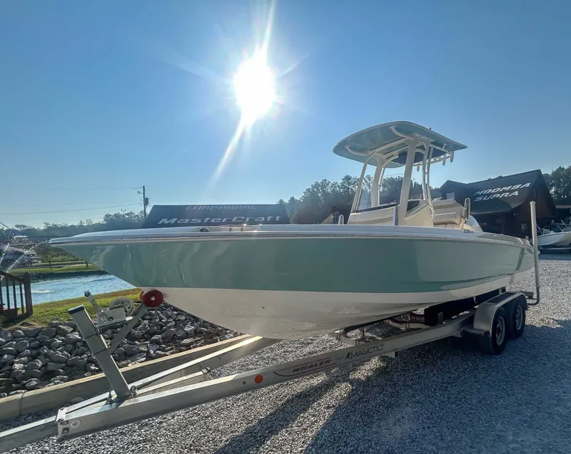 Slide: The Image of Boston Whaler 220 Dauntless 2026 - 5