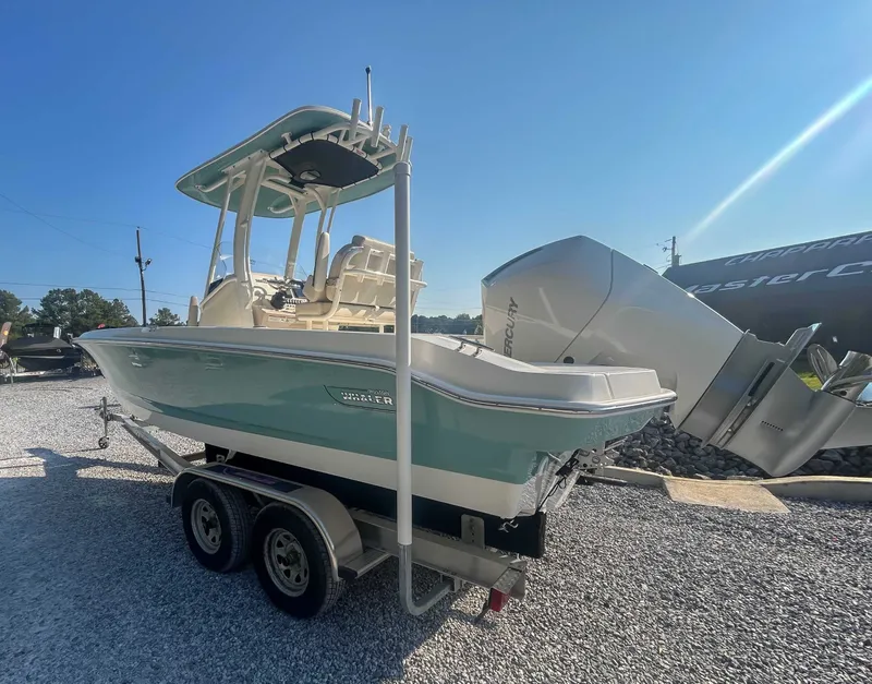 Slide: The Image of Boston Whaler 220 Dauntless 2026 - 7