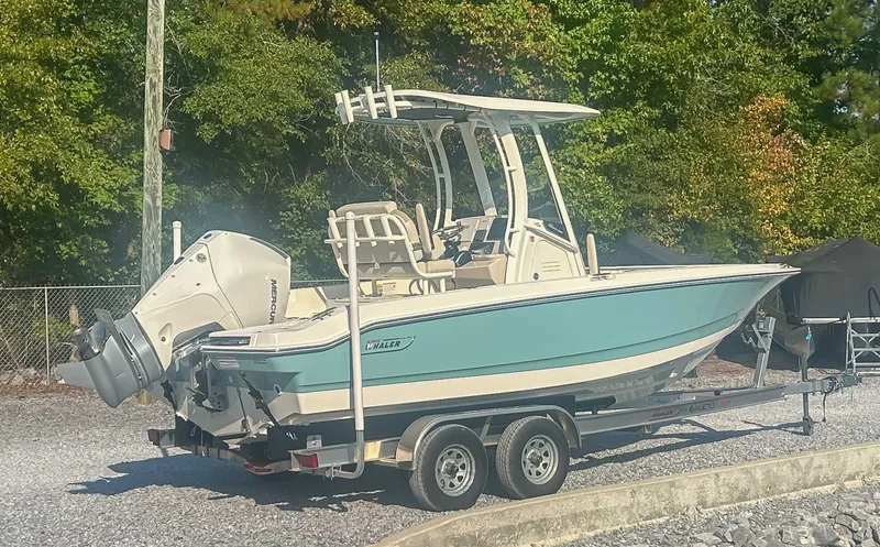 Slide: The Image of Boston Whaler 220 Dauntless 2026 - 8