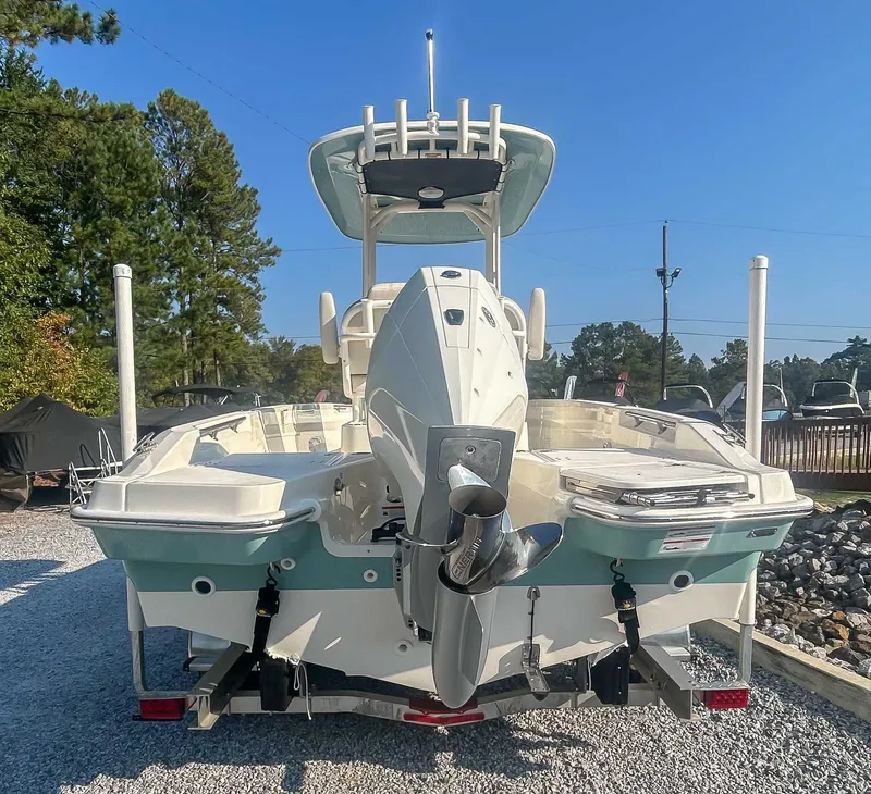 Slide: The Image of Boston Whaler 220 Dauntless 2026 - 9