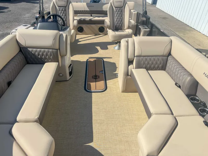 Slide: The Image of Harris Cruiser 230 SLDH 2026 - 16