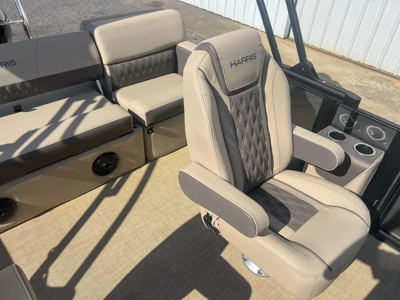 Slide: The Image of Harris Cruiser 230 SLDH 2026 - 17