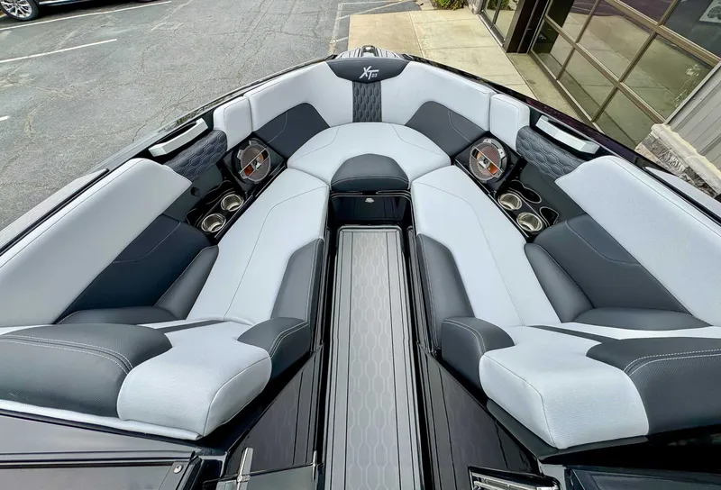 Slide: The Image of MasterCraft XT23 2022 - 11