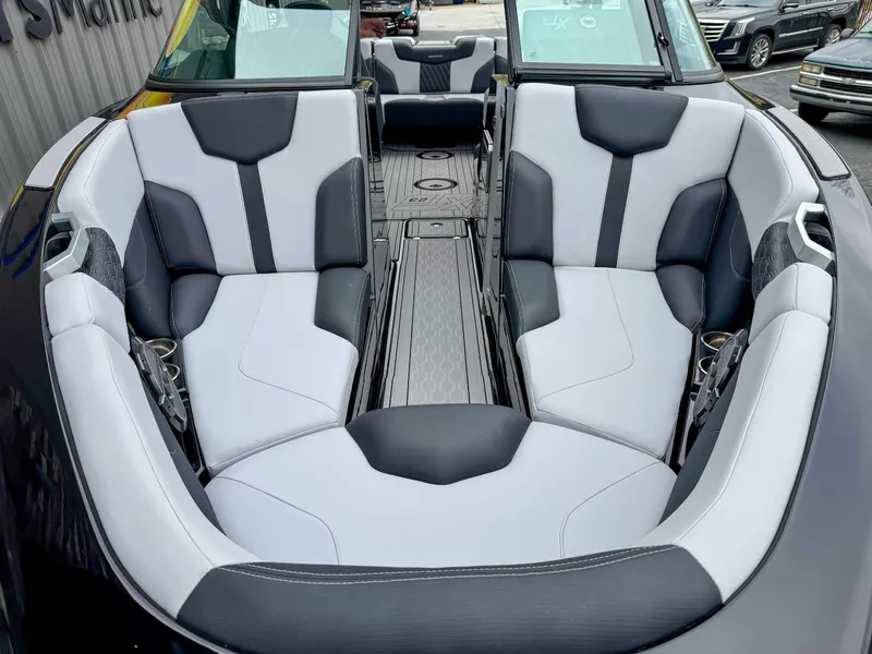 Slide: The Image of MasterCraft XT23 2022 - 12