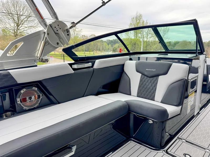 Slide: The Image of MasterCraft XT23 2022 - 14