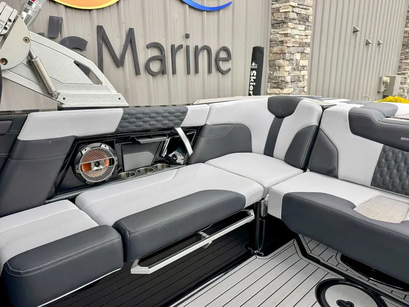 Slide: The Image of MasterCraft XT23 2022 - 17