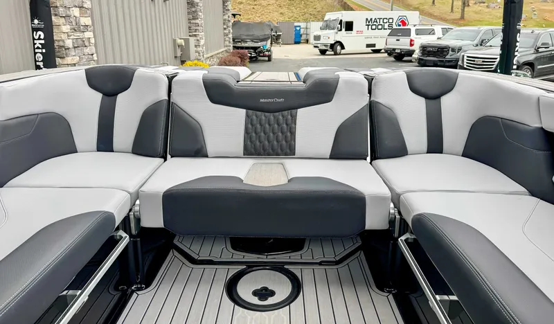 Slide: The Image of MasterCraft XT23 2022 - 18