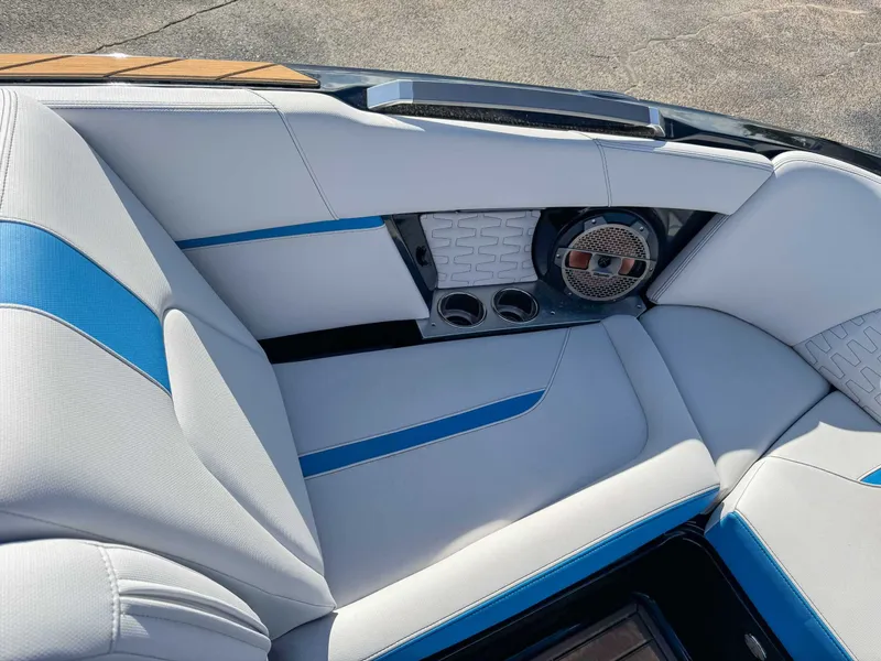 Slide: The Image of MasterCraft X24 2019 - 10