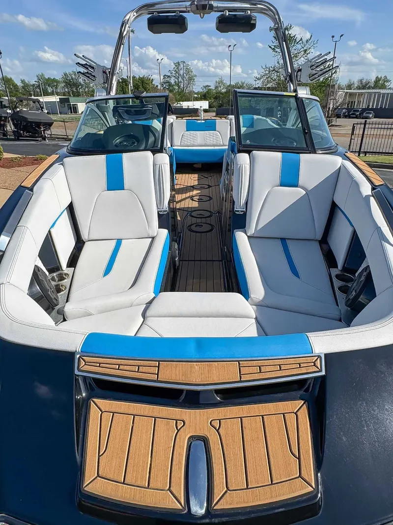 Slide: The Image of MasterCraft X24 2019 - 11