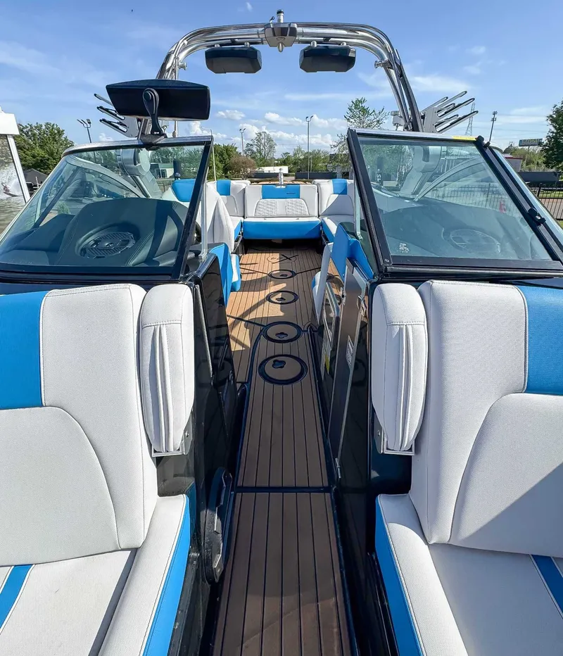 Slide: The Image of MasterCraft X24 2019 - 12