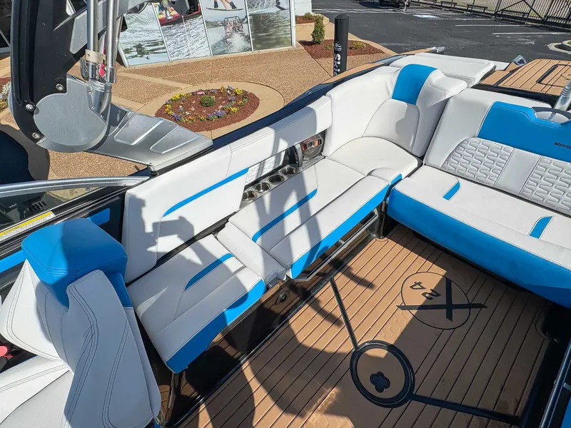 Slide: The Image of MasterCraft X24 2019 - 17