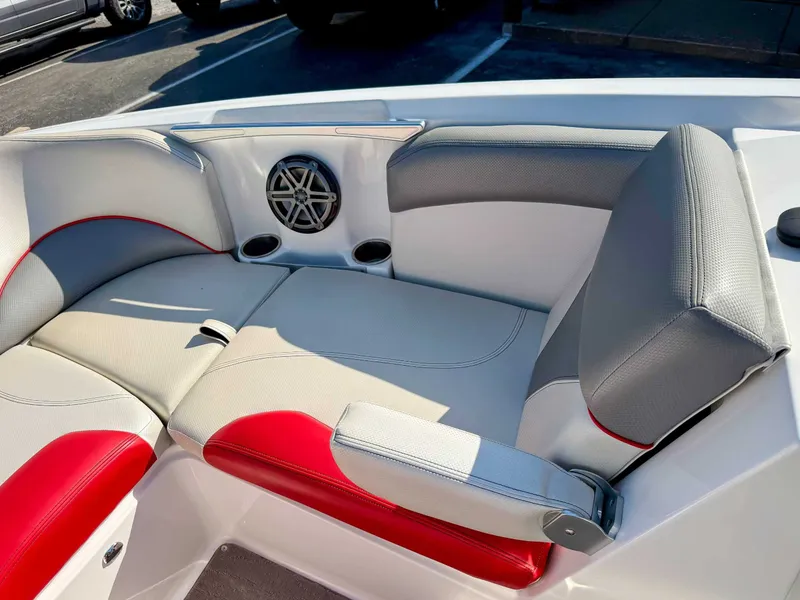 Slide: The Image of MasterCraft X46 2016 - 14