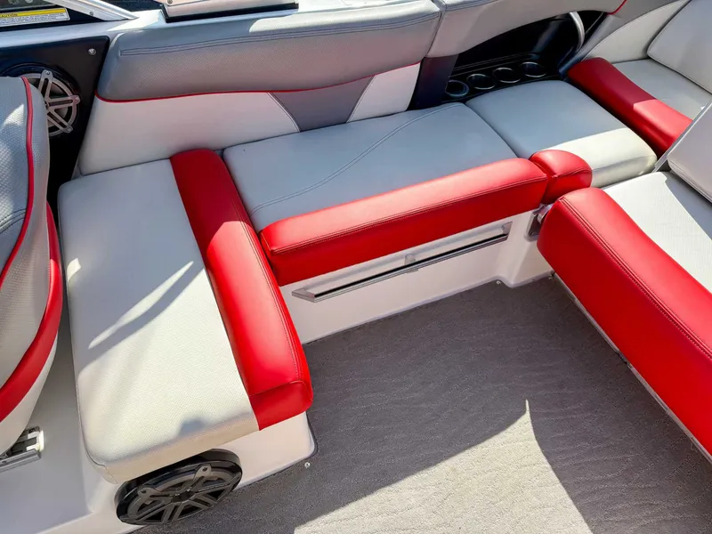 Slide: The Image of MasterCraft X46 2016 - 18