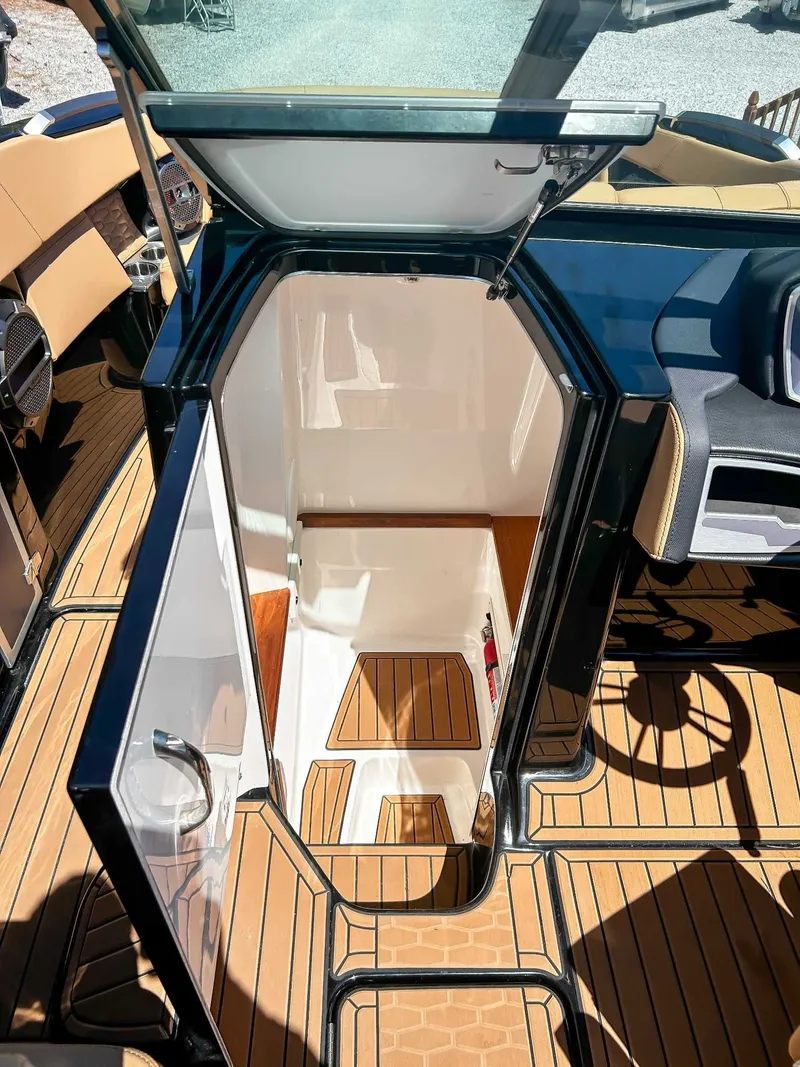 Slide: The Image of MasterCraft X26 2021 - 17