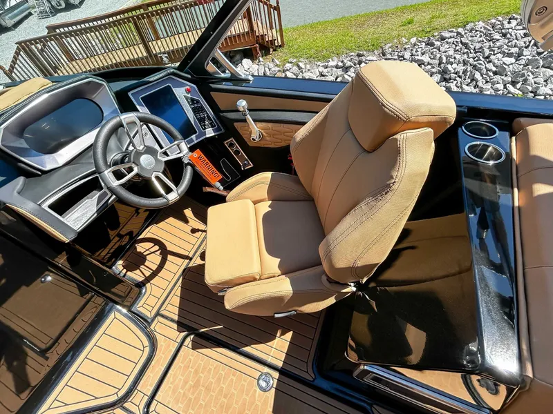 Slide: The Image of MasterCraft X26 2021 - 18