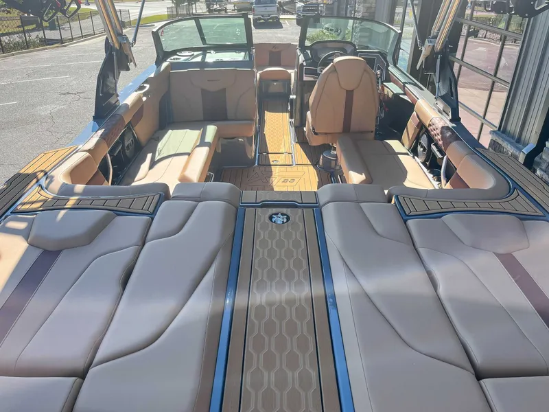 Slide: The Image of MasterCraft XT23 2023 - 10