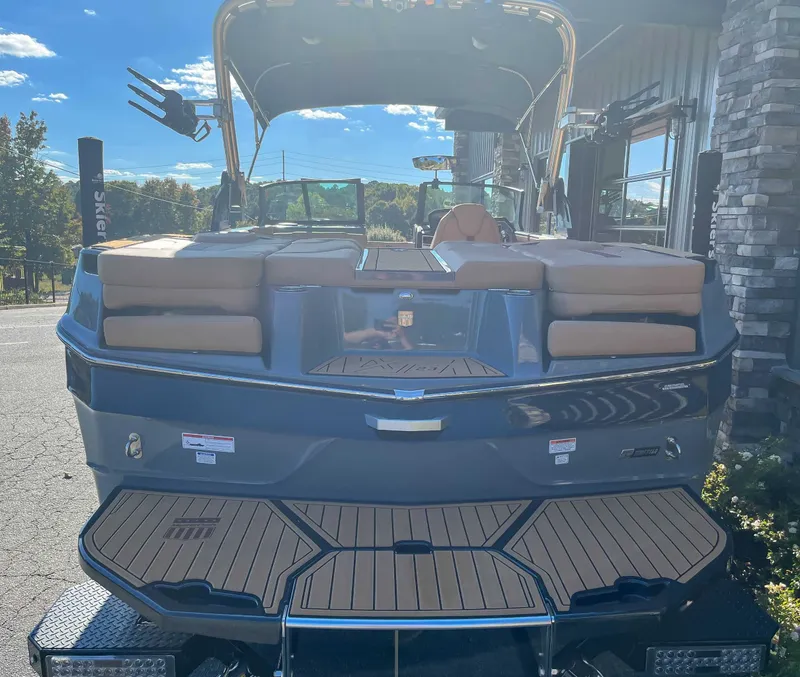 Slide: The Image of MasterCraft XT23 2023 - 9