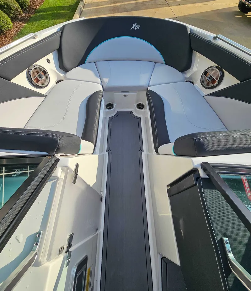 Slide: The Image of MasterCraft XT22 2021 - 10