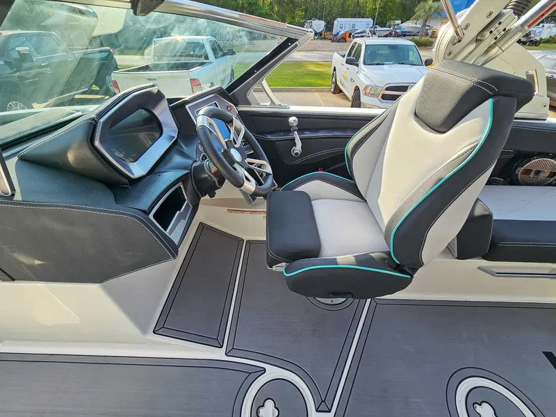 Slide: The Image of MasterCraft XT22 2021 - 12