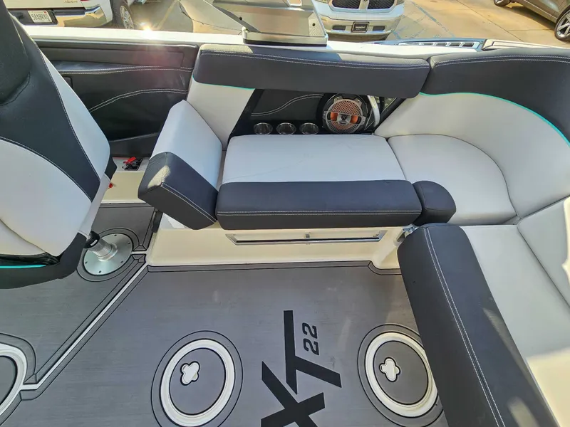 Slide: The Image of MasterCraft XT22 2021 - 14