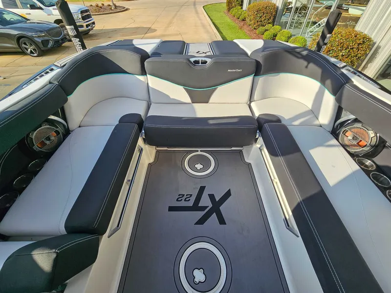 Slide: The Image of MasterCraft XT22 2021 - 15