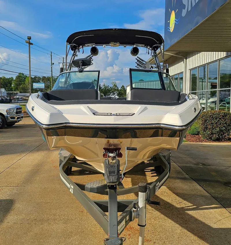 Slide: The Image of MasterCraft XT22 2021 - 4