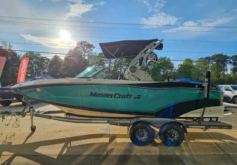 Slide: The Image of MasterCraft XT22 2021 - 6
