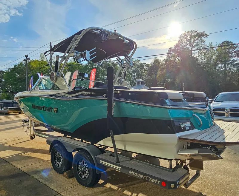 Slide: The Image of MasterCraft XT22 2021 - 7