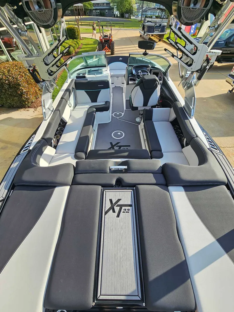 Slide: The Image of MasterCraft XT22 2021 - 9