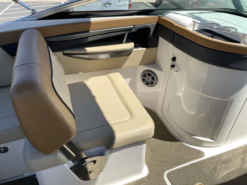 Slide: The Image of Sea Ray 240 Sundeck 2015 - 18