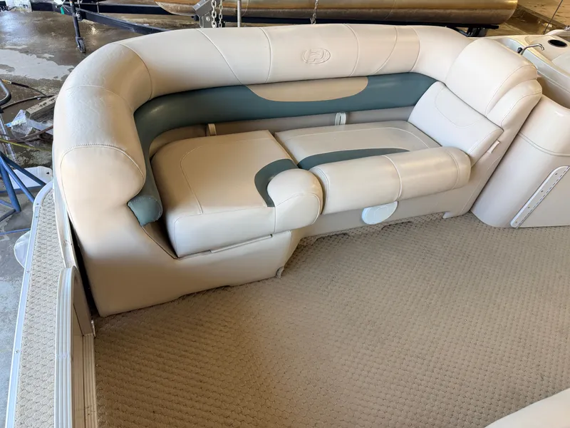 Slide: The Image of Princecraft 20 Versailles Pontoon & 60HP Mercury 4Stroke - $14,995 2007 - 15