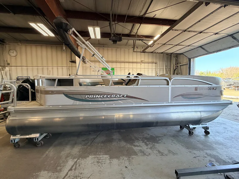 Slide: The Image of Princecraft 20 Versailles Pontoon & 60HP Mercury 4Stroke - $14,995 2007 - 17