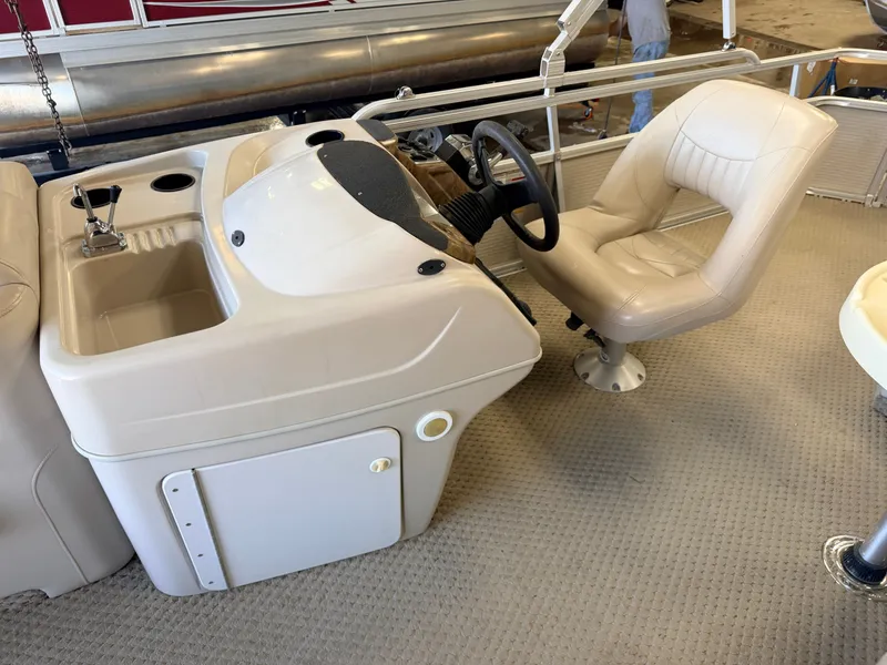 Slide: The Image of Princecraft 20 Versailles Pontoon & 60HP Mercury 4Stroke - $14,995 2007 - 18