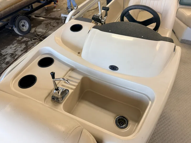 Slide: The Image of Princecraft 20 Versailles Pontoon & 60HP Mercury 4Stroke - $14,995 2007 - 19